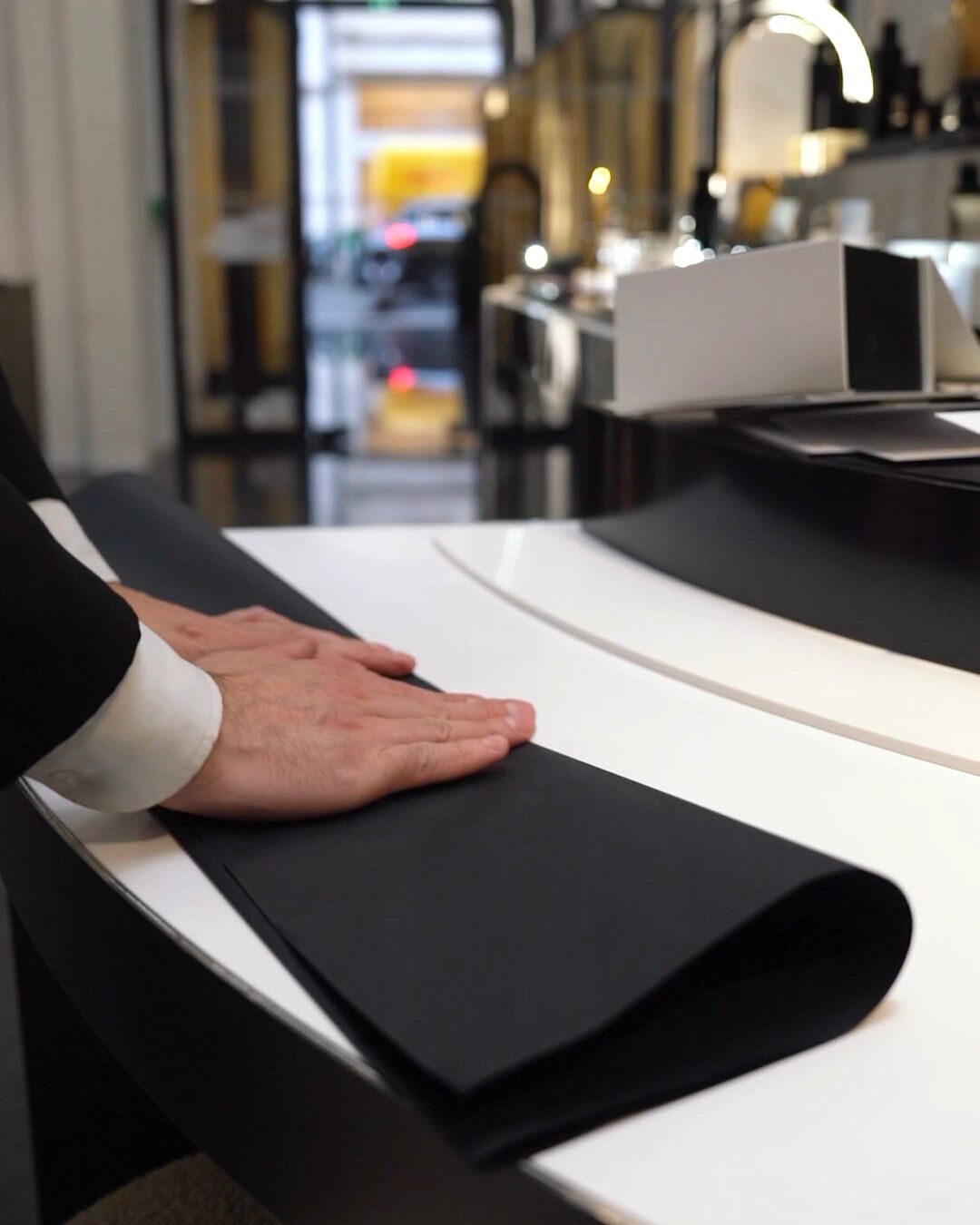 Preparazione accurata di una carta regalo Carita Paris