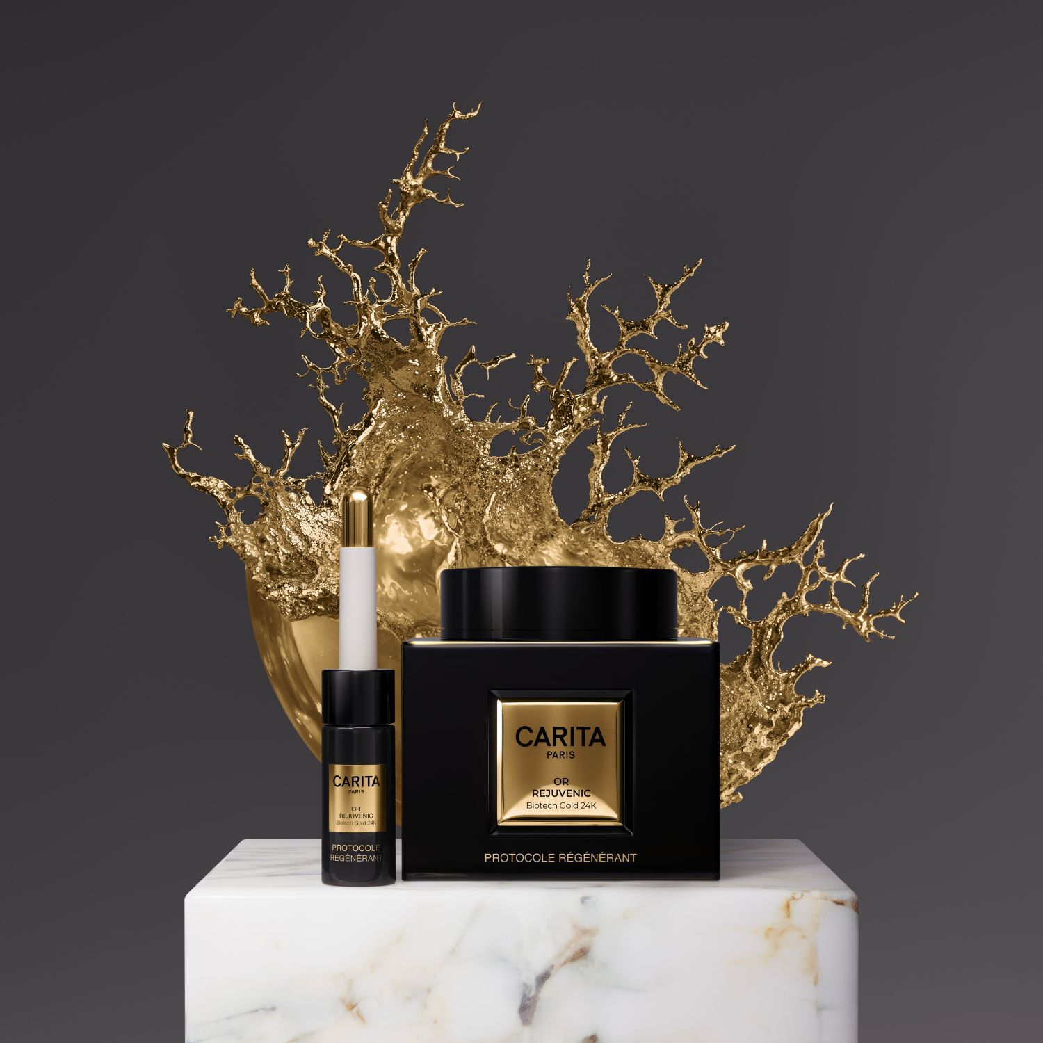 Prodotti Carita Paris "Or Rejuvenic Biotech Gold 24K" e "Protocole Regenerant" su un piedistallo di marmo con una scultura dorata simile a un corallo.