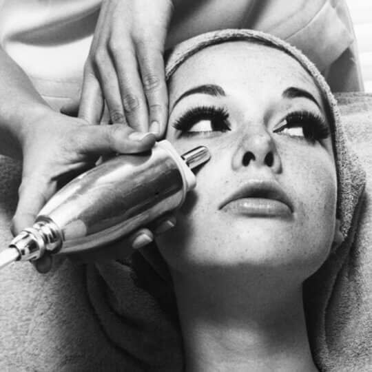 Trattamento estetico su una donna con un dispositivo per la cura della pelle.