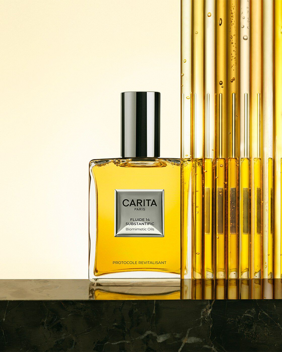 Lussuosa bottiglia in vetro di Carita Fluide 14 contenente olio dorato. Il prodotto e posizionato su marmo scuro accanto a eleganti tubi di vetro verticali, evocando un laboratorio di alta qualita e un protocollo rivitalizzante.