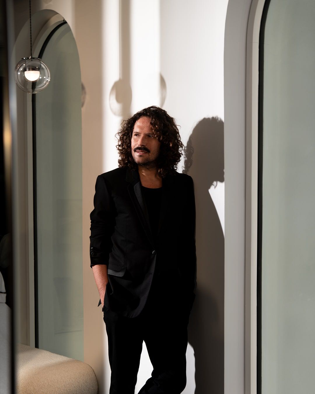 L'hair stylist David Lucas della Maison Carita Paris realizza un taglio elegante su una cliente bionda, esaltando la lucentezza e il movimento naturale di una chioma sublimata.