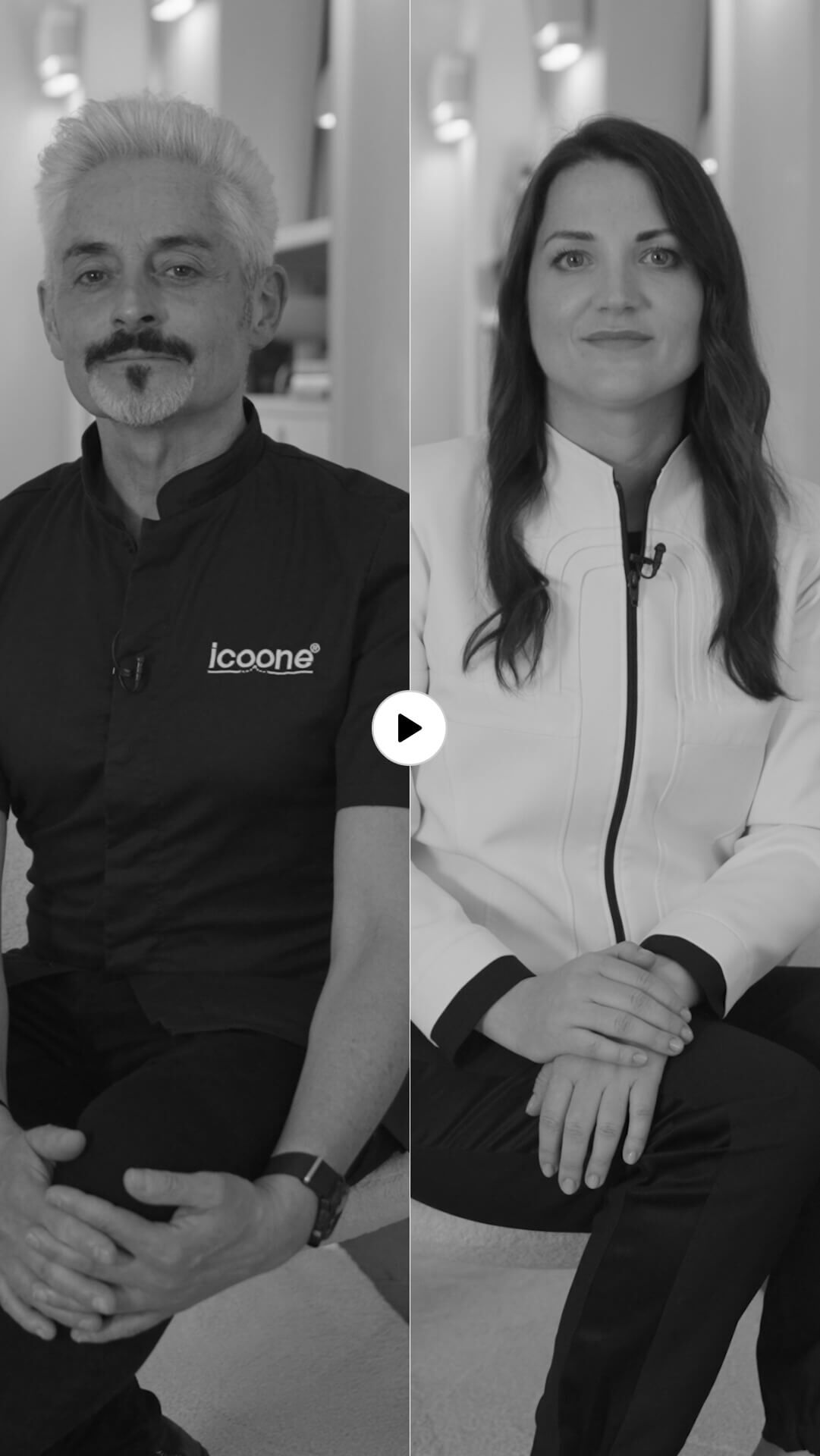Foto B&N di un uomo e una donna, apparentemente un'intervista. L'uomo con capelli grigi e barba indossa una polo "Icoone". La donna con capelli lunghi indossa una giacca chiara. Pulsante di riproduzione al centro.