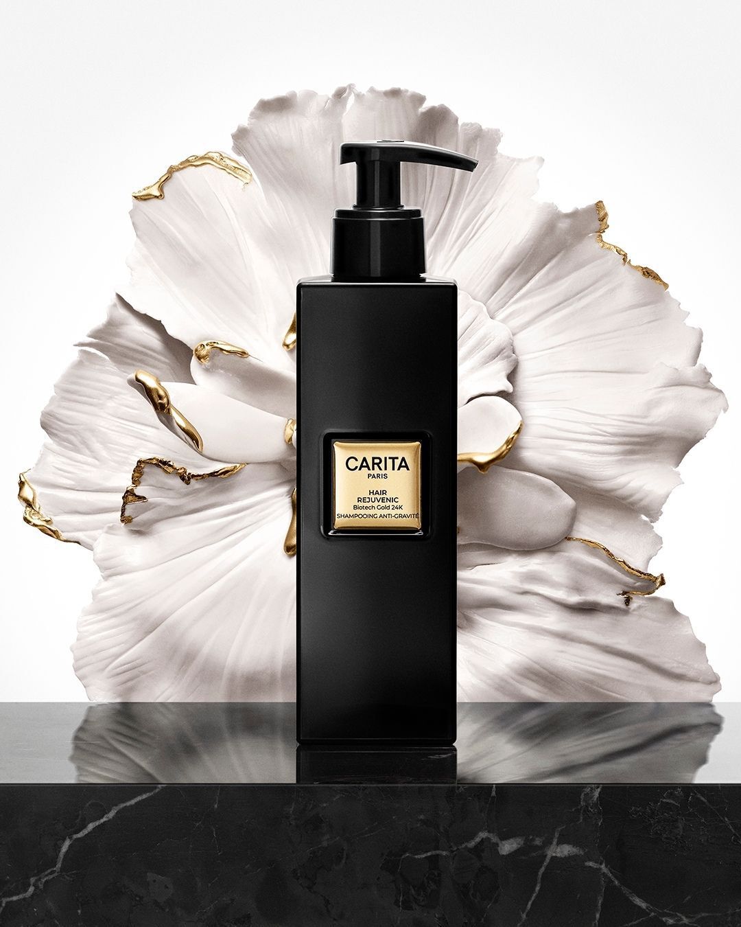 Shampoo Lumiere Anti-Gravita Hair Rejuvenic davanti a un fiore.