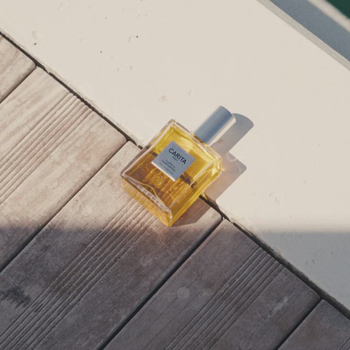 Applicazione dell'olio Fluide 14 Carita di fronte al mare.
