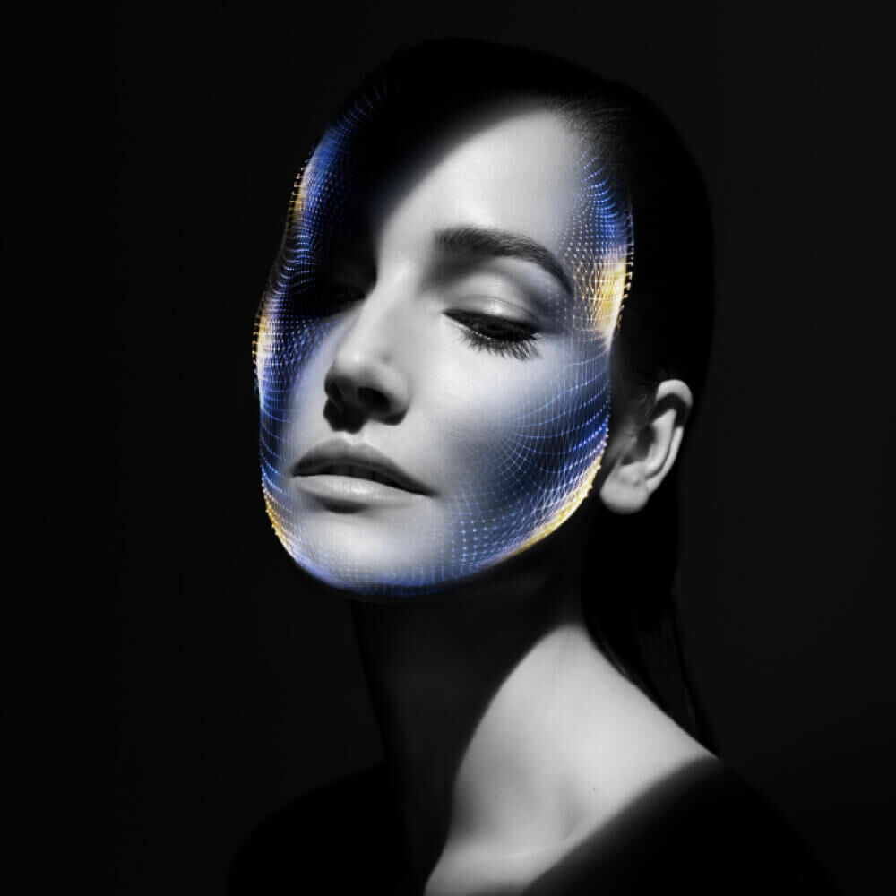 Ritratto drammatico con griglia digitale blu sul viso.
