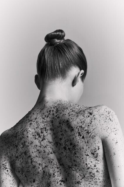 Ritratto di una donna di spalle con uno scrub corpo dalla consistenza ruvida.