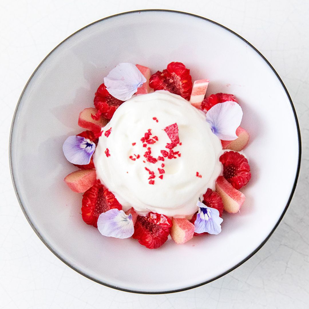 Dessert ai frutti rossi e fiori del ristorante Rosy e Maria.