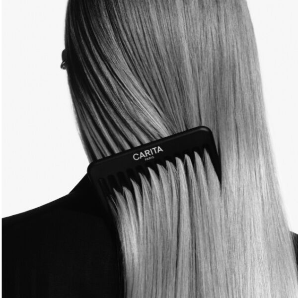 Capelli lisci pettinati con un pettine nero Carita Paris.​