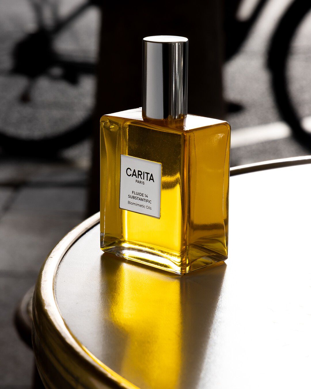 Il Fluide 14 di Carita Paris celebrato attraverso una lussuosa passeggiata per Parigi: dalla Senna alla Torre Eiffel, fino all’emblematica Maison de Beaute in Faubourg Saint-Honore.