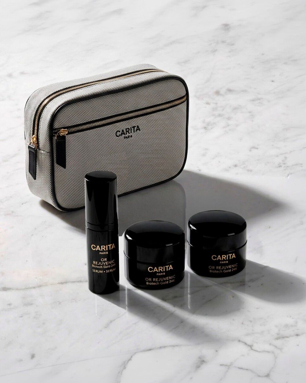 Set regalo Carita Or Rejuvenic: borsa grigia e 3 prodotti skincare.