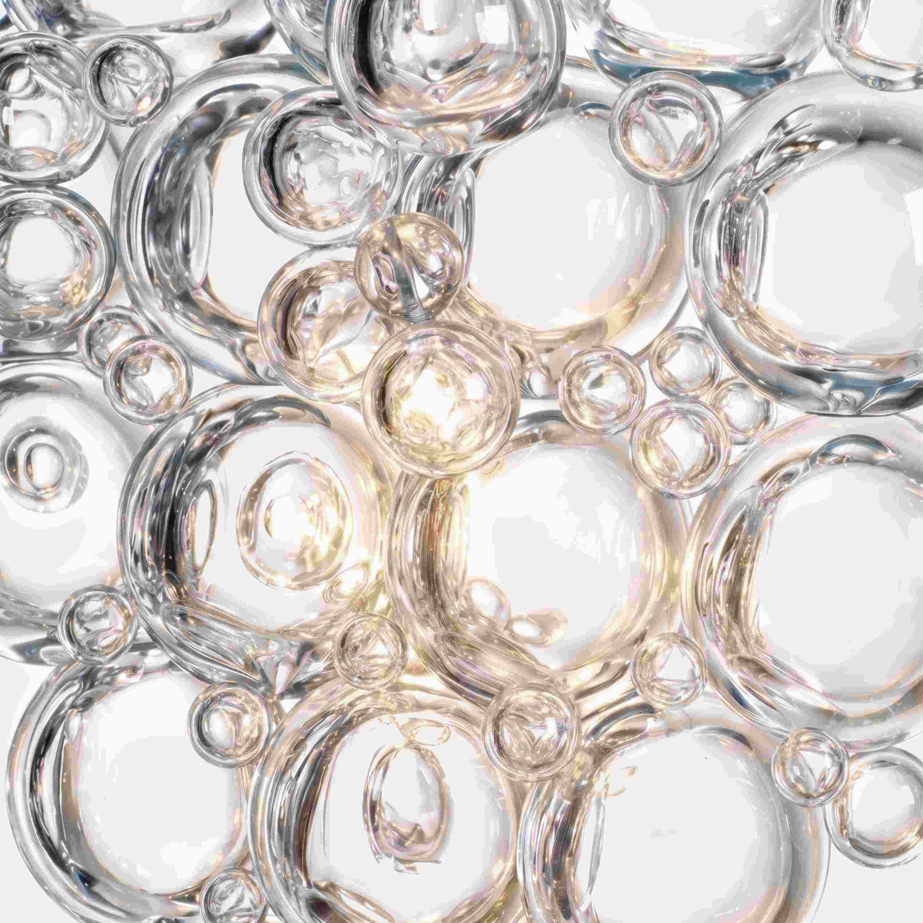 Bolle trasparenti che illustrano i principi scientifici alla base dello shampoo.